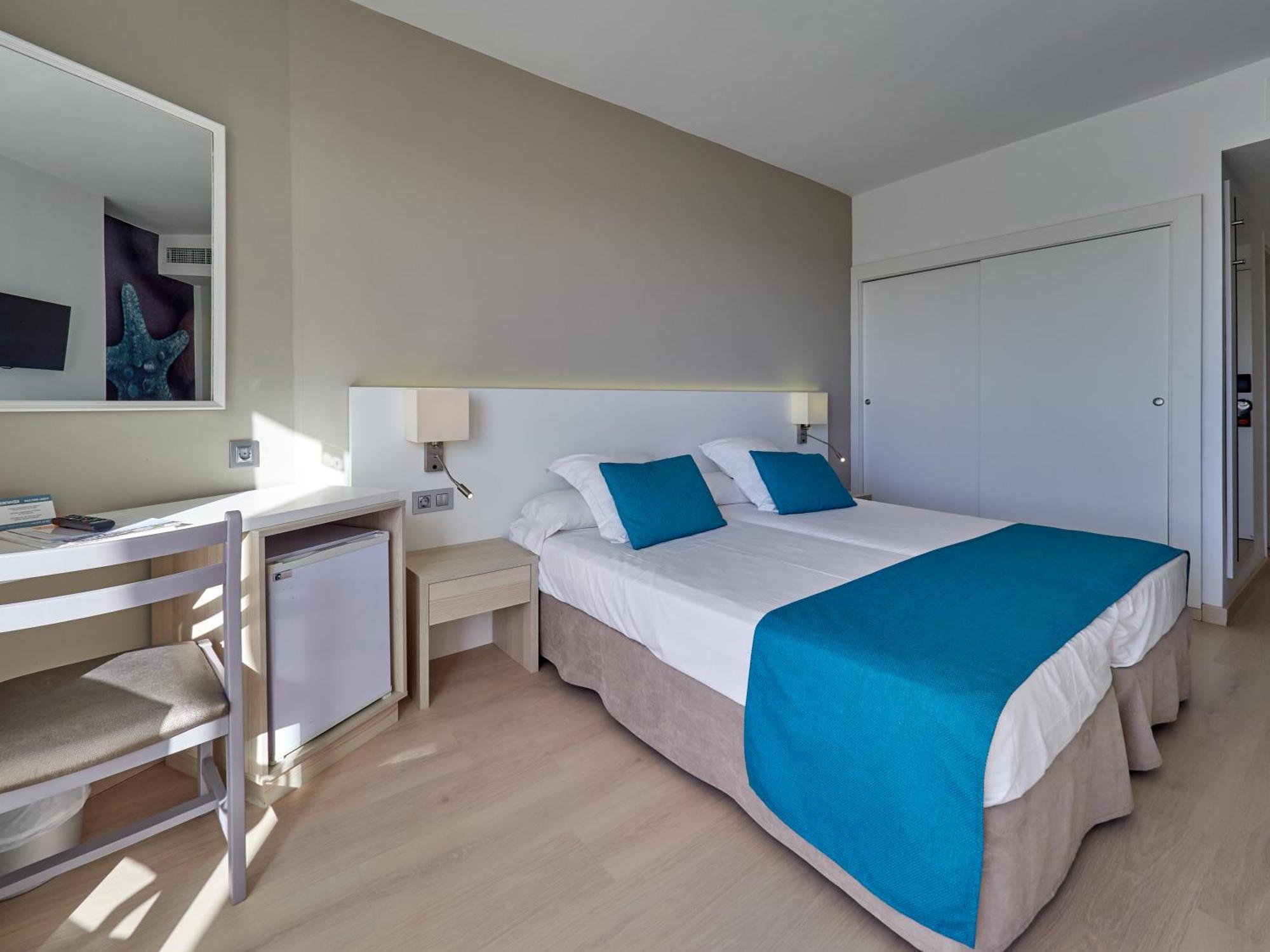 Doppelzimmer mit Poolblick und Balkon